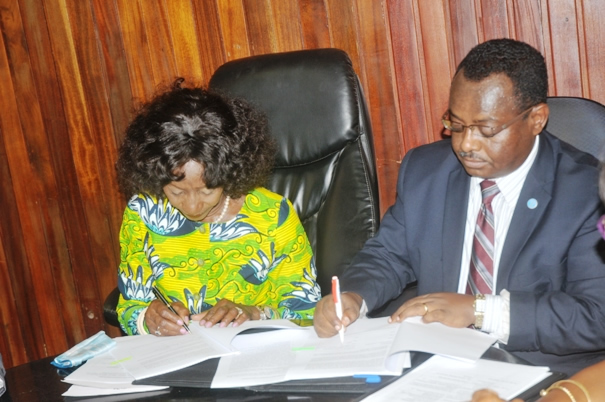Signature du document de Projet de Coopération Technique par le ministre du Ghana hon. SHERRY Ayittey et le Représentant de la FAO au Ghana, M. ABEBE.