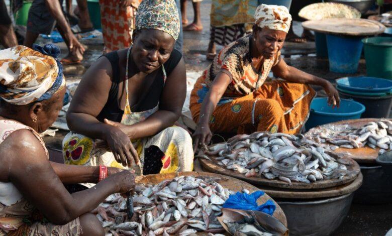 Ghana - Fishmongers at Elmina landing beach. Image courtesy of Environmental Justice Foundation EJF