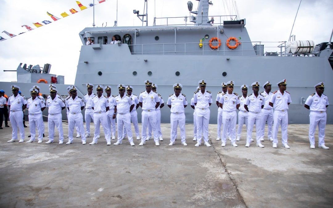 Photo de Groupe - la marine ivoirienne recoit un navire