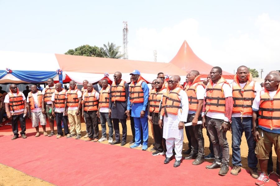 President Weah and officials in photo with fishermen
